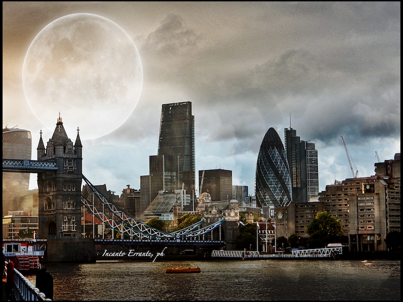 luna-piena-sulla-city-of-london